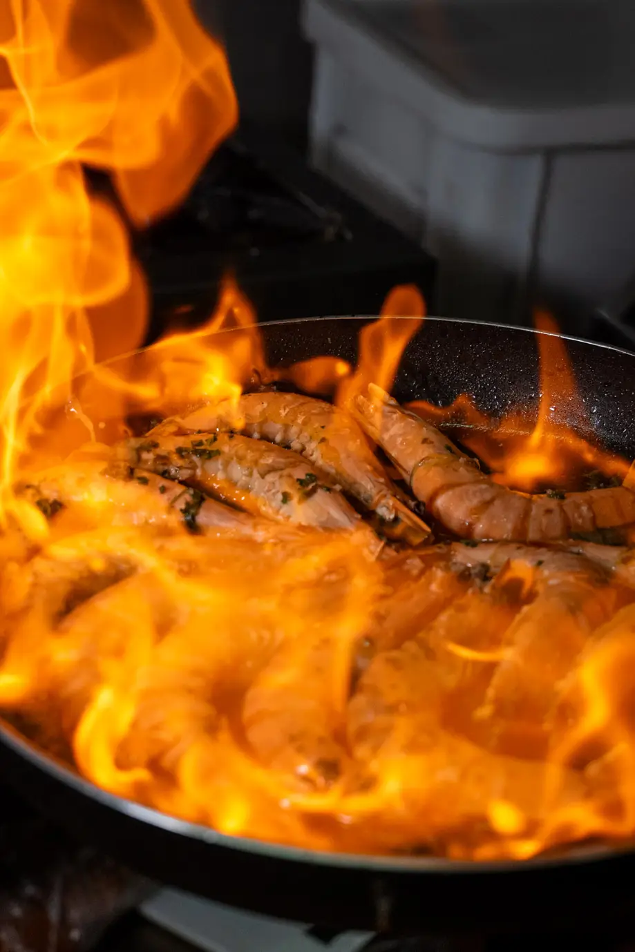 Préparation en cuisine à la brasserie Le 39 à Oissel